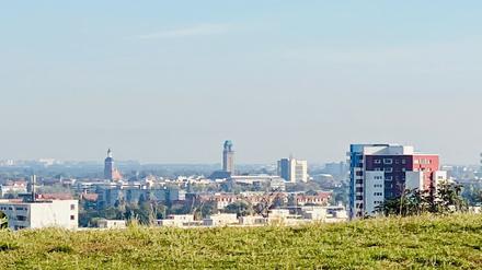 Und dahinten der Rathausturm! Blick vom Hahneberg auf Staaken und Spandau.