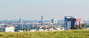 Und dahinten der Rathausturm! Blick vom Hahneberg auf Staaken und Spandau.