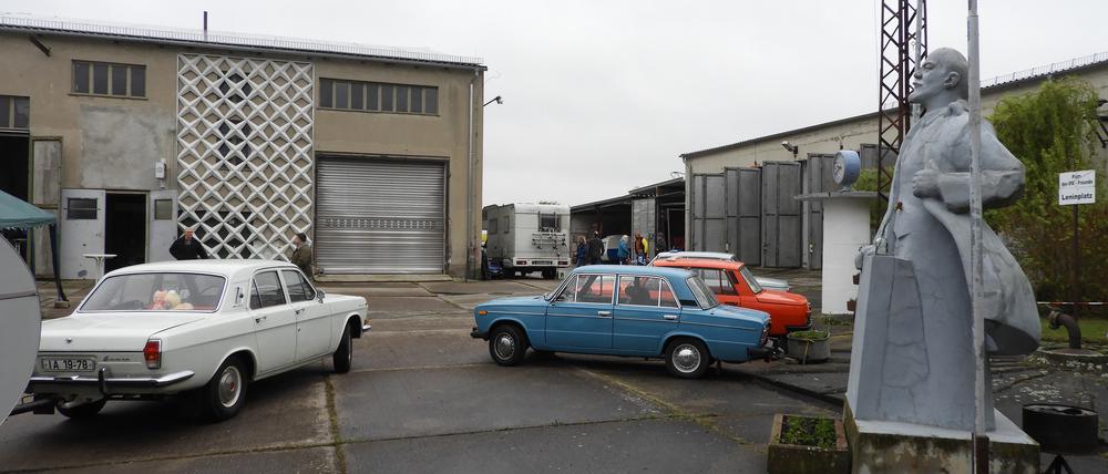 DDR-Kunstfans haben die Sternfassade der FH in Trebus komplett wiederaufgebaut, ein Potsdamer bewahrte sie vor der Verschrottung.