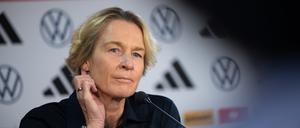 Bundestrainerin Voss-Tecklenburg zeigt ihre Zuneigung zum Frauen-Nationalteam.