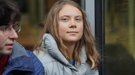 Am 19.10.2023 in London: Die Klimaaktivistin Greta Thunberg demonstriert gemeinsam mit Demonstranten von Fossil Free London vor den Büros von J.P. Morgan, um den Gipfel des Energy Intelligence Forum (EIF) zu stören.