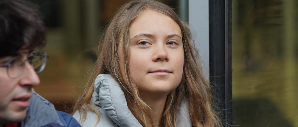 Am 19.10.2023 in London: Die Klimaaktivistin Greta Thunberg demonstriert gemeinsam mit Demonstranten von Fossil Free London vor den Büros von J.P. Morgan, um den Gipfel des Energy Intelligence Forum (EIF) zu stören.