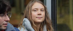 Am 19.10.2023 in London: Die Klimaaktivistin Greta Thunberg demonstriert gemeinsam mit Demonstranten von Fossil Free London vor den Büros von J.P. Morgan, um den Gipfel des Energy Intelligence Forum (EIF) zu stören.