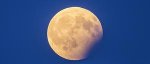 DEU, Deutschland, Stuttgart, 07.08.2017: Partielle Mondfinsternis ueber Stuttgart. Der Mond tritt teilweise in den Kernschatten der Erde. Â DEU Germany Stuttgart 07 08 2017 partial Lunar eclipse About Stuttgart the Moon Tritt part in the Umbra the Earth â