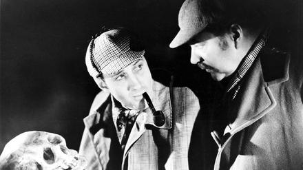 Mit Pfeife im Mund lösen Detektiv Sherlock Holmes und sein Assistent Doktor Watson einen Fall.