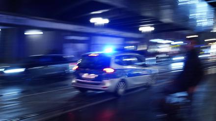 Ein Polizeiauto bei einer Einsatzfahrt mit Blaulicht. (Symbolbild)