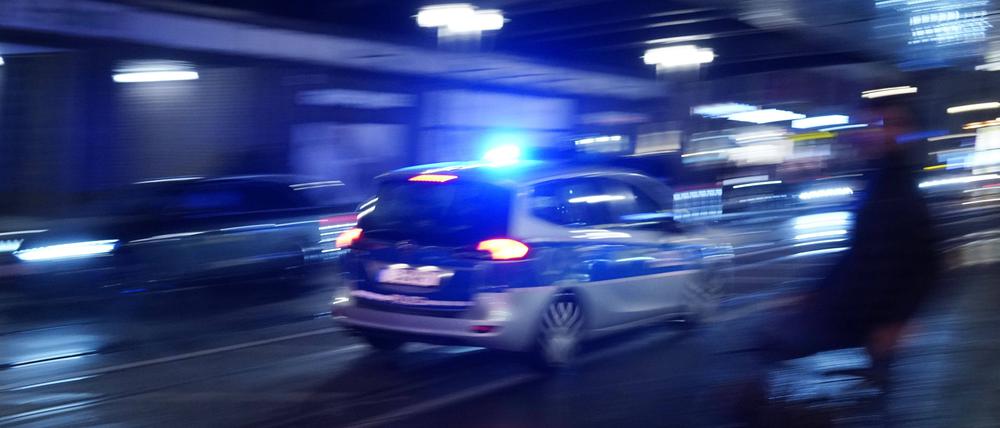 Ein Polizeiauto bei einer Einsatzfahrt mit Blaulicht. 