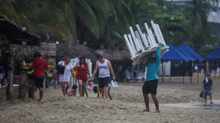 Vorbereitungen auf „Otis“ am Strand von Acapulco in Mexiko. 