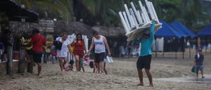 Vorbereitungen auf „Otis“ am Strand von Acapulco in Mexiko. 