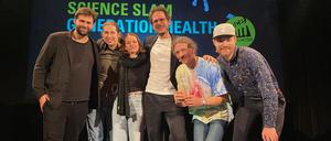 Sie standen am Berliner Science Slam 2023 im Heimathafen auf der Bühne: (von links) Julio Brandl, Niklas Blöbaum, Lisa Mindthoff, Moderator Rainer Holl, Jens Rudat, Marco Gustav.