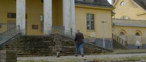 Das ehemalige Haus der Offiziere in Wünsdorf steht zum Verkauf, auch in der Realität.