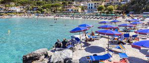 Sonnenschirme und Liegen am Strand von Sant Andrea, Toskana, Italien.