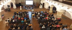 Der Kulturraum Zwingli-Kirche im Rudolfkiez war voll. Anwohner wollten mehr zur neuen Geflüchtetenunterkunft erfahren. 