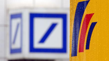 Die Deutsche Bank will bis 2026 250 Filialen der Postbank schließen, teilte Privatkunden-Chef Claudio de Sanctis am Montag mit. (Archivfoto) 