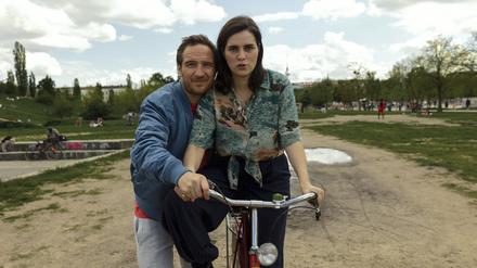 Mark (Frederick Lau) und Helena (Nora Tschirner) gehen einen Pakt ein: Gemeinsam wollen sie vom Alkohol loskommen. 