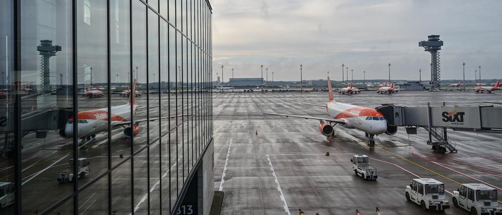 Flugzeuge sind am BER manchmal alleine auf dem Rollfeld