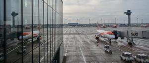 Ein Easyjet-Flieger am BER-Terminal 1 