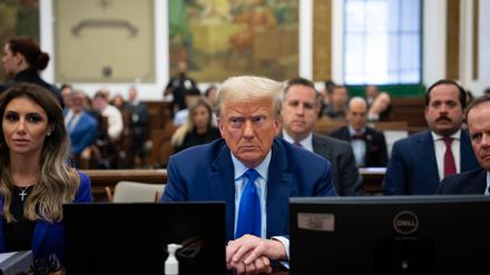 Ex-Präsident Donald Trump ist mit diversen Verfahren konfrontiert. Hier ist er am Dienstag bei einem Zivilprozess um Betrugsvorwürfe in New York zu sehen.