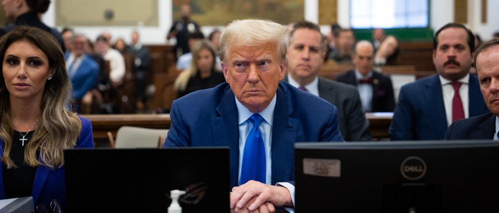 Ex-Präsident Donald Trump ist mit diversen Verfahren konfrontiert. Hier ist er am Dienstag bei einem Zivilprozess um Betrugsvorwürfe in New York zu sehen.