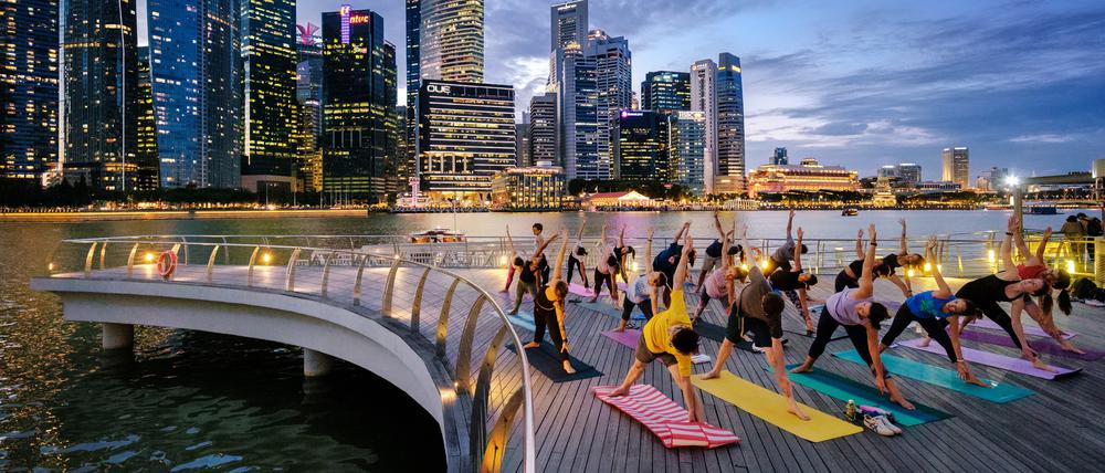 Yoga vor der Skyline des Financial District.