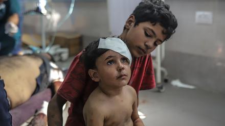 Palästinensische Kinder warten im Schifa-Krankenhaus im Gazastreifen auf ihre Behandlung.