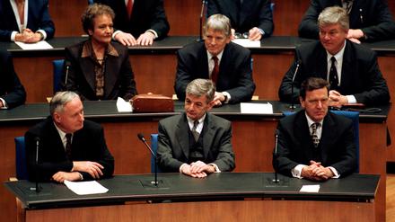 Neue Gesichter auf der Regierungsbank im Oktober 1998: Finanzminister und SPD-Chef Oskar Lafontaine, Außenminister Joschka Fischer (Grüne),  Bundeskanzler Gerhard Schröder (SPD) und dahinter Justizministerin  Herta Däubler-Gmelin (SPD), Innenminister Otto Schily und Kanzleramtsminister Bodo Hombach.