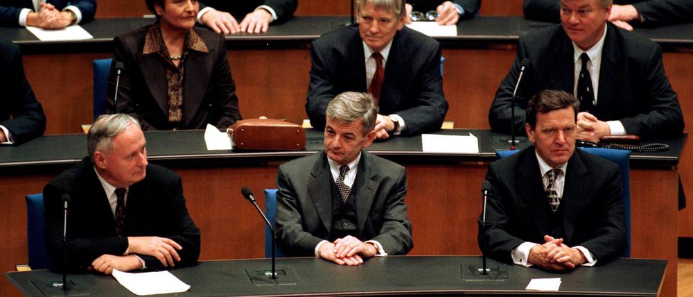 Neue Gesichter auf der Regierungsbank im Oktober 1998: Finanzminister und SPD-Chef Oskar Lafontaine, Außenminister Joschka Fischer (Grüne),  Bundeskanzler Gerhard Schröder (SPD) und dahinter Justizministerin  Herta Däubler-Gmelin (SPD), Innenminister Otto Schily und Kanzleramtsminister Bodo Hombach.