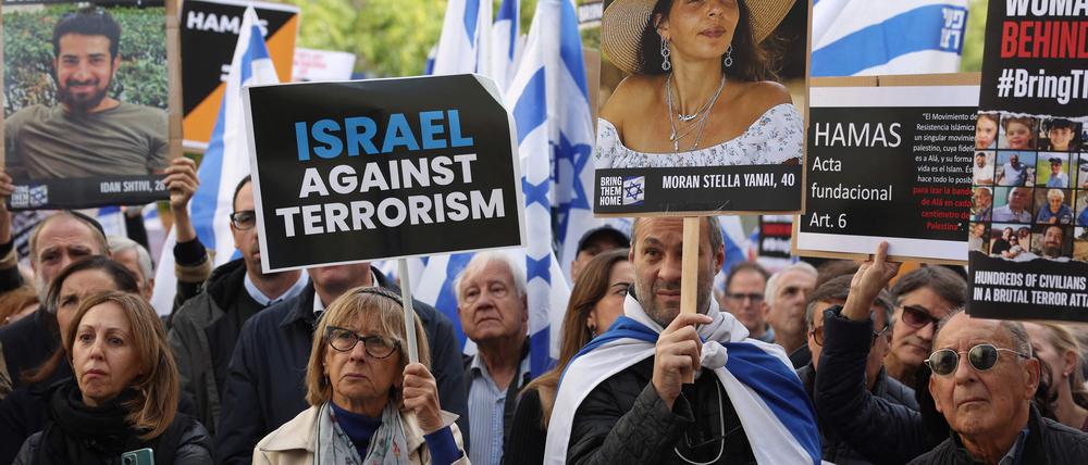Mitglieder der Föderation der jüdischen Gemeinden Spaniens halten Schilder, als sie am 22. Oktober 2023 vor dem Abgeordnetenhaus in Madrid für die Befreiung der Geiseln durch die Hamas demonstrieren.
