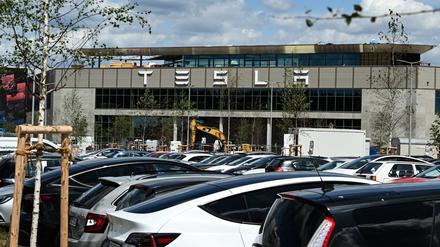 ARCHIV - 18.07.2023, Brandenburg, Grünheide: Blick auf das Werk der Tesla Gigafactory Berlin-Brandenburg vom US-Elektroautobauer Tesla.      (zu dpa «Tesla-Kritiker haben das Wort - Kritik der Umweltverbände») Foto: Jens Kalaene/dpa +++ dpa-Bildfunk +++
