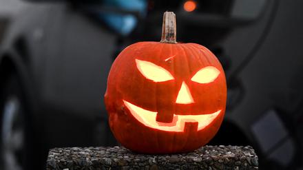 Ein geschnitzter Halloween-Kürbis mit Geister-Motiv. 