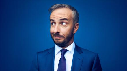 Jan Böhmermann im blauen Anzug vor blauem Hintergrund (Archivbild).