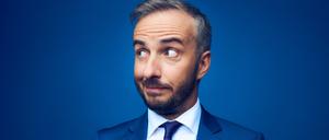 Jan Böhmermann im blauen Anzug vor blauem Hintergrund (Archivbild).
