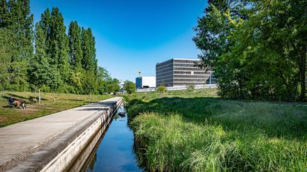 Hinter der BND-Zentrale fließt die Südpanke als Teil einer Parkanlage.