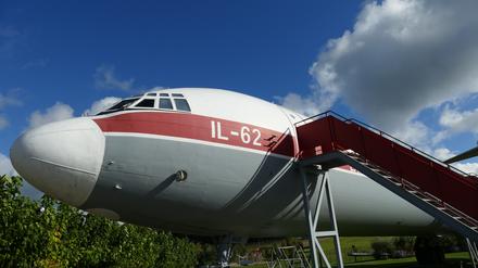 Die Lady Agnes in Stölln, ihr Name erinnert an Otto Lilienthals Ehefrau
Im Flugzeug kann bei einem Video die spektakuläre Landung nacherlebt werden. Oder für Mutige: Hier darf auch der Bund fürs Leben geschlossen werden.
Die Tragflächen dienen heute als Bühne für Hochzeitsfotos und Musikveranstaltungen
Horst Schwenzer ist Vorsitzender des Otto-Lilienthal Vereins und gibt bei Veranstaltungen auch schon mal den Interflug-Piloten.

lady2410
Tagesspiegel