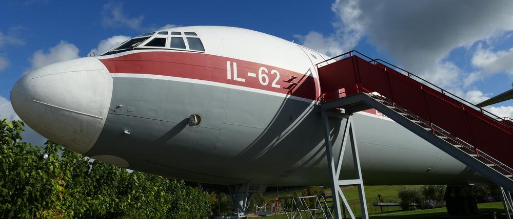 Die Lady Agnes in Stölln, ihr Name erinnert an Otto Lilienthals Ehefrau
Im Flugzeug kann bei einem Video die spektakuläre Landung nacherlebt werden. Oder für Mutige: Hier darf auch der Bund fürs Leben geschlossen werden.
Die Tragflächen dienen heute als Bühne für Hochzeitsfotos und Musikveranstaltungen
Horst Schwenzer ist Vorsitzender des Otto-Lilienthal Vereins und gibt bei Veranstaltungen auch schon mal den Interflug-Piloten.

lady2410
Tagesspiegel