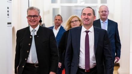 Hubert Aiwanger (r.), bayerischer Staatsminister für Wirtschaft, Landesentwicklung und Energie und Vorsitzender der Freien Wähler, und Florian Streibl, Fraktionsvorsitzender der Freien Wähler im Bayerischen Landtag