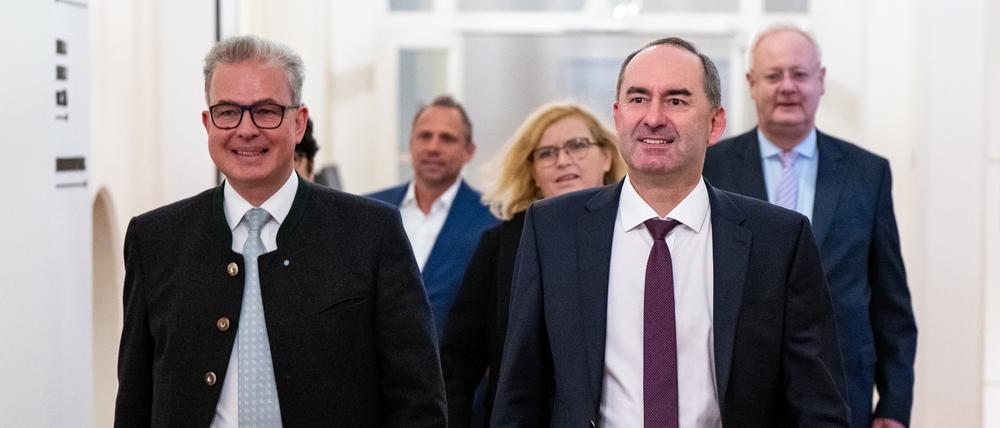 Hubert Aiwanger (r.), bayerischer Staatsminister für Wirtschaft, Landesentwicklung und Energie und Vorsitzender der Freien Wähler, und Florian Streibl, Fraktionsvorsitzender der Freien Wähler im Bayerischen Landtag