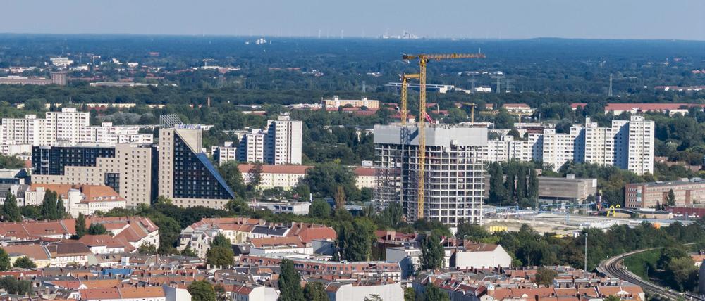 Der Estrel Tower (hier ein Bild vom September 2023) soll Berlins höchstes Gebäude werden.