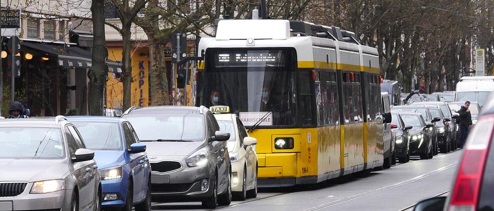 Im Berufsverkehr steht auch die Tram im Stau. (Symbolbild)