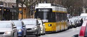 Im Berufsverkehr steht auch die Tram im Stau. (Symbolbild)