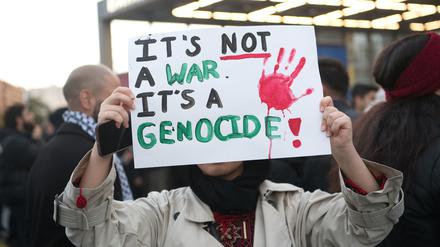 Auf einer verbotenen Pro-Palästina-Demonstration in Berlin wird Israel Völkermord vorgeworfen („Es ist kein Krieg. Es ist ein Völkermord!“).