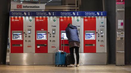 13.10.2023, Nordrhein-Westfalen, Köln: «All you can fahr! - 49 Euro - Das Deutschlandticket» steht auf den Monitoren von Fahrkartenautomaten im  Hauptbahnhof.