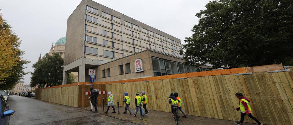 Bauzaun um den Staudenhof in Potsdam. Abrissarbeiten beginnen.