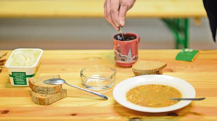 ARCHIV - 04.01.2017, Berlin: Essen steht auf einem Tisch in der neuen Einrichtung der Kältehilfe in der Seestraße. Am 29.03. stellt die Berliner Kältehilfe ihre Bilanz des Winters vor. Foto: Maurizio Gambarini/dpa +++ dpa-Bildfunk +++