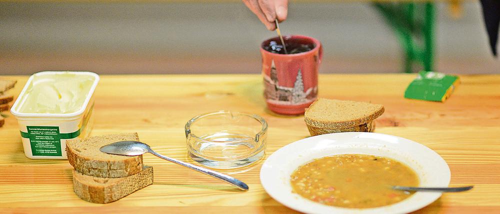 ARCHIV - 04.01.2017, Berlin: Essen steht auf einem Tisch in der neuen Einrichtung der Kältehilfe in der Seestraße. Am 29.03. stellt die Berliner Kältehilfe ihre Bilanz des Winters vor. Foto: Maurizio Gambarini/dpa +++ dpa-Bildfunk +++