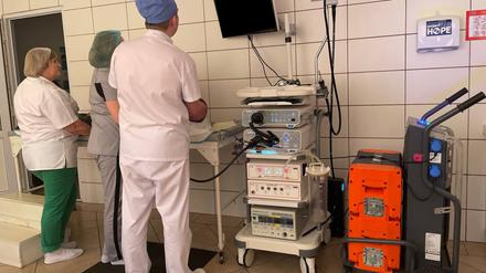 Die modularen Batterien (rechts im Bild) liefern für Krankenhäuser in der Ukraine Strom.