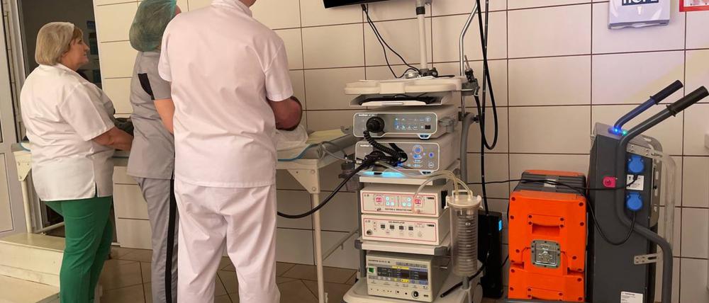 Die modularen Batterien (rechts im Bild) liefern für Krankenhäuser in der Ukraine Strom.