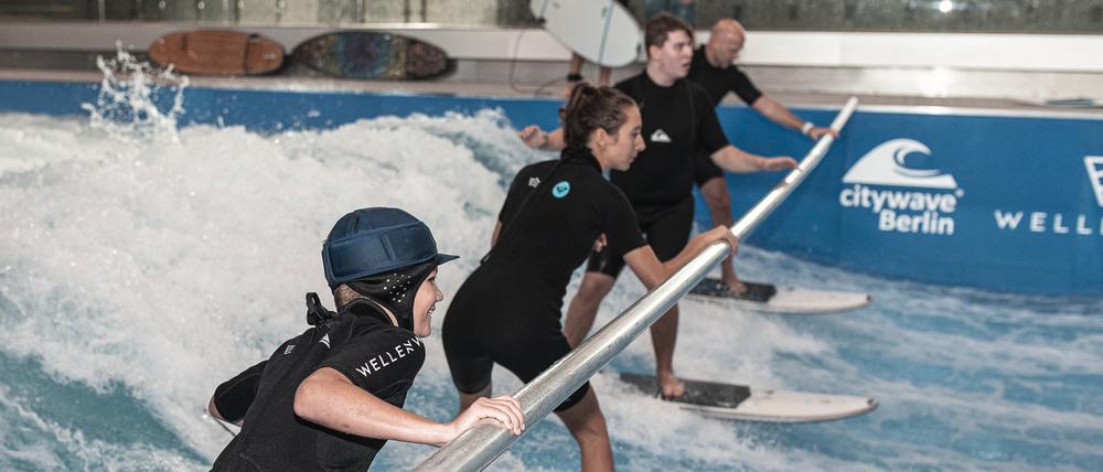 Eine erste Surfstunde im Wellenwerk Berlin.