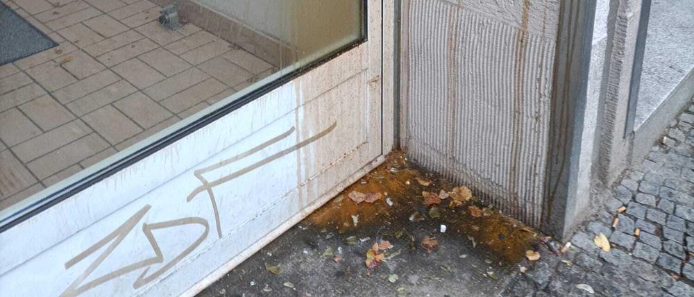 Die Eingangstür des Handelsverbands Berlin-Brandenburg in Kreuzberg ist offenbar mit einer gesundheitsschädlichen Flüssigkeit verschmutzt worden. Das Haus des Handels ist auch der Sitz einer jüdischen Einrichtung.