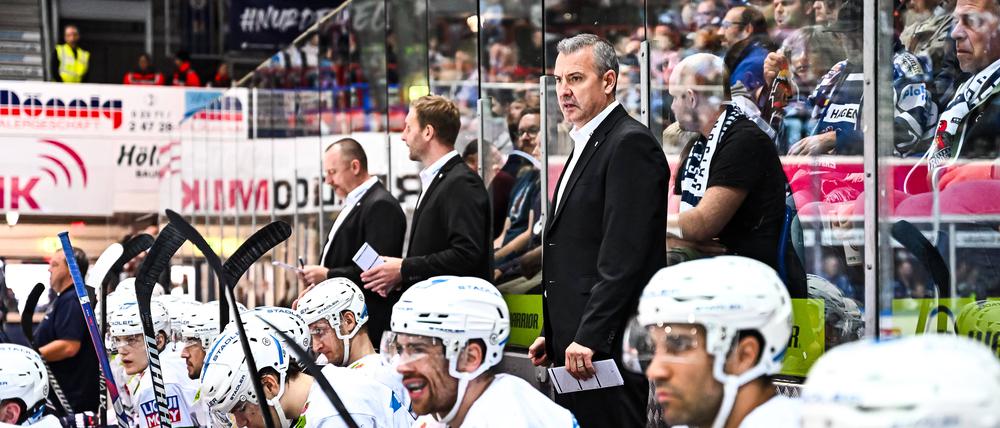 Serge Aubin, Cheftrainer der Eisbären, steht vor der ersten großen Prüfung der neuen Saison.